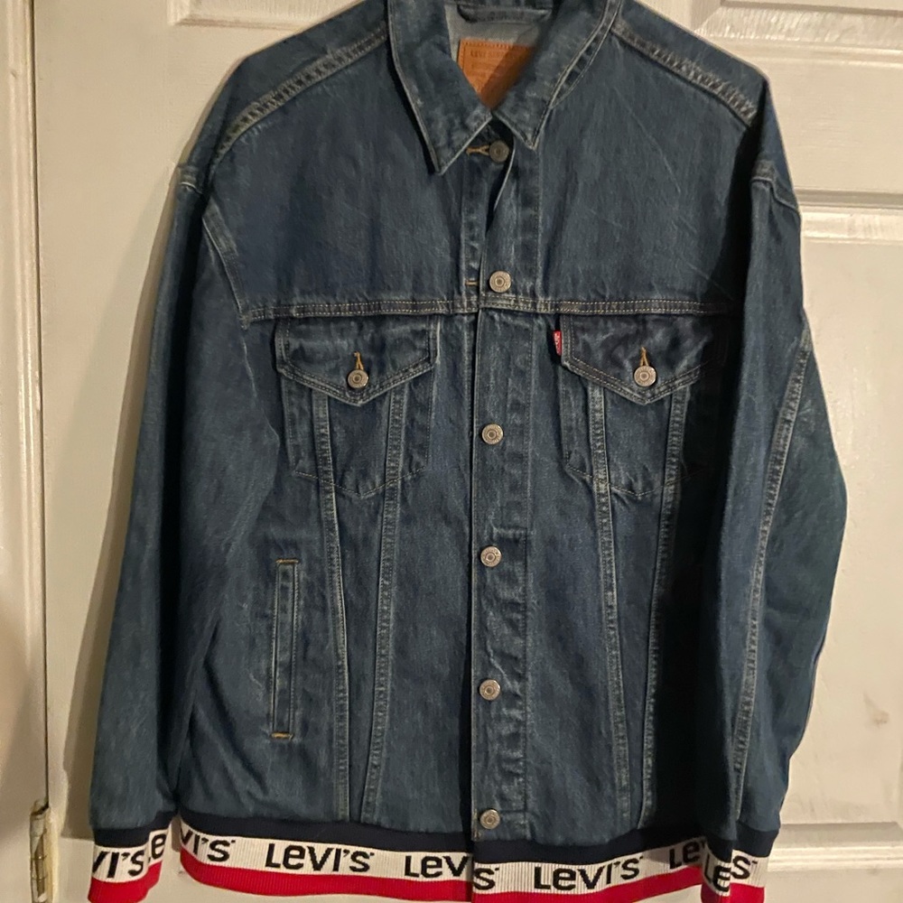 Levi’s button up Jean jacket size Medium